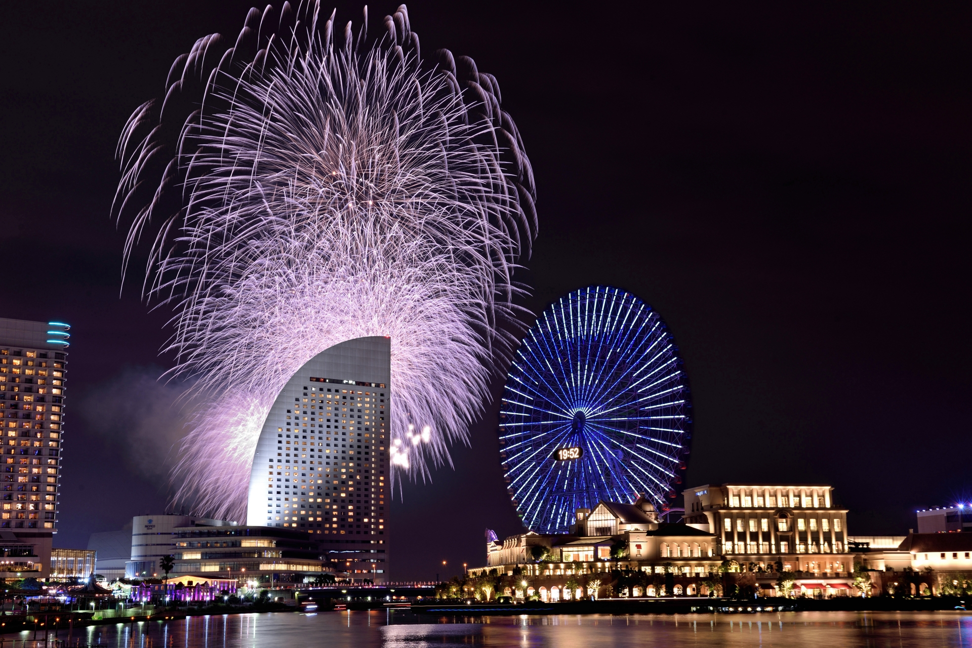 横浜開港祭の花火