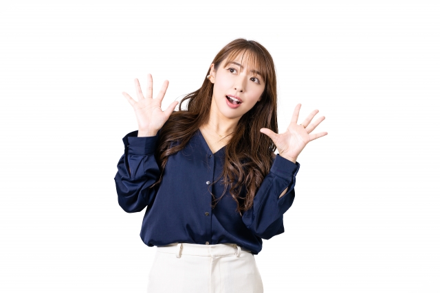 驚く女性
